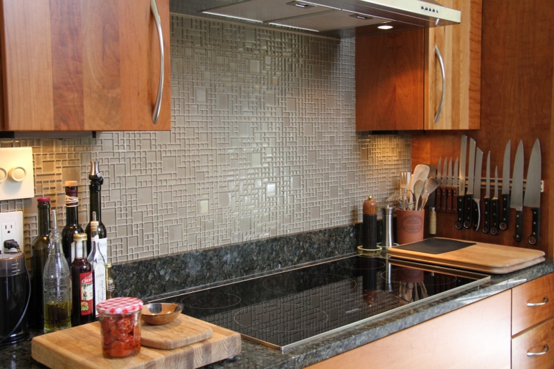 glass-mosaic-backsplash-behind-stove